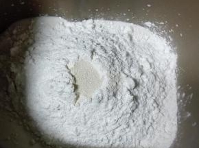 除黄油外，所有材料放入面包机桶中：牛奶，蛋液，盐，糖，高粉，酵母