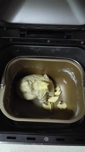 选择和面功能键20分钟,完成后，放入软化的黄油，继续和面15分钟