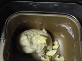 选择和面功能键20分钟,完成后，放入软化的黄油，继续和面15分钟