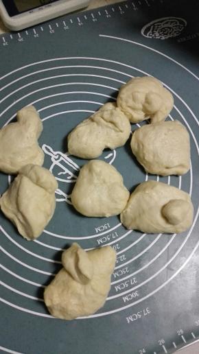 发酵好后取出面团，排气后分成8等份