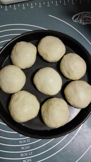 揉圆后，放入8寸披萨盘中