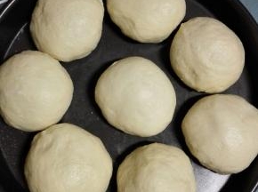 揉圆后，放入8寸披萨盘中