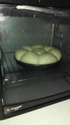 将披萨盘放入预热好的烤箱中，中下层，185度，上下管，25分钟