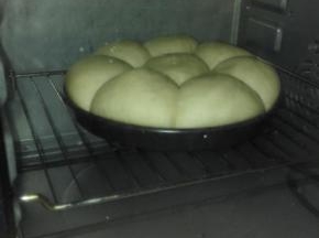 将披萨盘放入预热好的烤箱中，中下层，185度，上下管，25分钟