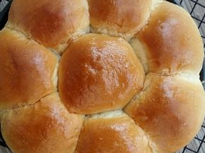 烤好后取出，表面刷一层蜂蜜水，即可