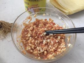 再放入肉末中搅拌均匀