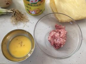 猪肉剁成末，鸡蛋磕入碗里打散