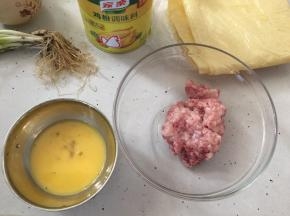 猪肉剁成末，鸡蛋磕入碗里打散