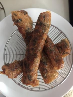 捞出沥干油份，稍微晾凉后，切成小段即可