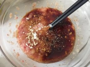 猪肉末中加入薯粉、盐、白砂糖、生抽、蚝油、胡椒粉