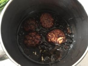 香菇木耳用温水泡发，然后洗净