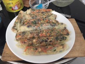 做好的腐皮卷放入盘中待炸