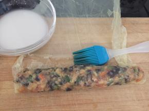 卷成长条卷，再用水淀粉封口