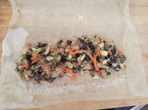 然后左右往内卷包住