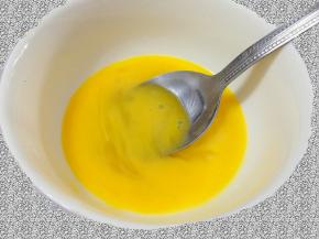 鸡蛋加少许盐打散备用