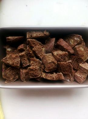 切好的黑麦面包放入阳晨2磅不沾面包果条盒里