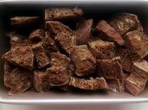切好的黑麦面包放入阳晨2磅不沾面包果条盒里
