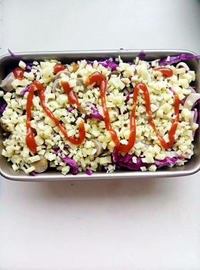 上面铺满马苏里拉芝士挤上番茄沙司。不喜欢的可不放。