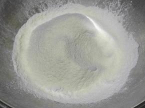 准备材料
先将黄油取出切块软化
粉类（曲奇粉，奶粉，泡打粉）混合过筛备用；
柠檬洗净，刨皮，切碎备用