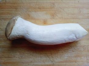 首先将杏鲍菇洗干净。