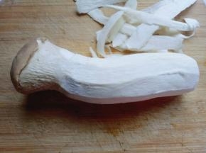 将杏鲍菇外面一层皮削掉。