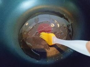 平底锅中刷上少许玉米油。