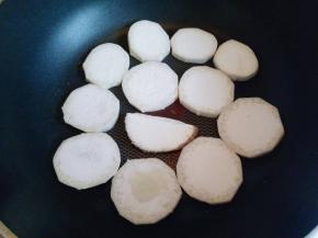 油温7成时摆放切好的杏鲍菇片，中小火煎。