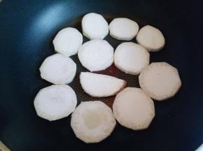 油温7成时摆放切好的杏鲍菇片，中小火煎。