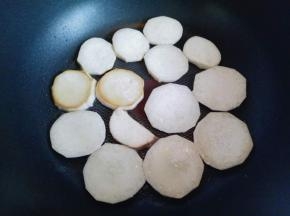 煎至微黄时翻面，(如图)翻过来的两片。去除大部分的水份为宜。