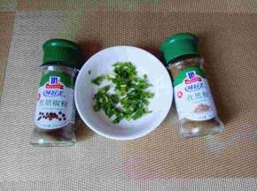 葱花去皮，洗干净切碎。准备好孜然粉，胡椒粉。