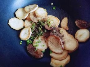 煎至两面金黄时，加入葱花，胡椒，孜然粉，快速翻炒出香味。