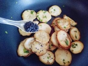 加入黑芝麻，少许生抽调味即可出锅。