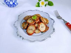 装盘，取一香菜叶点缀。