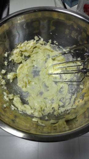 软化好的黄油放盆中，用电动打蛋器搅打均匀