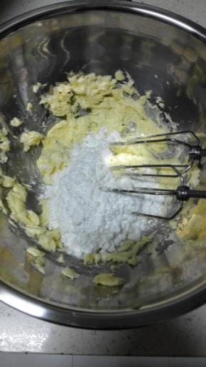 加入糖粉，用电动打蛋器先低速后中速搅打均匀