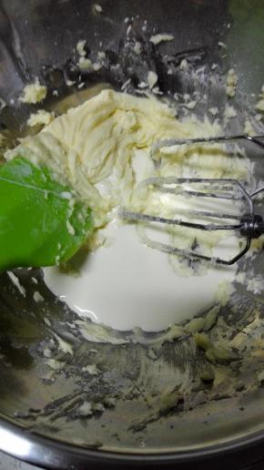 分次加入动物淡奶油，每次搅打均匀后再加入
