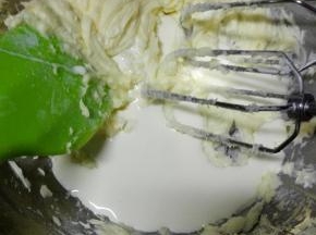 分次加入动物淡奶油，每次搅打均匀后再加入