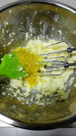 加入切碎的柠檬皮，用电动打蛋器搅打均匀