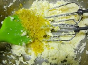 加入切碎的柠檬皮，用电动打蛋器搅打均匀