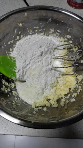 加入过筛的粉类，用刮刀切拌均匀，成面糊状