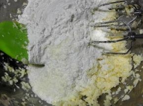 加入过筛的粉类，用刮刀切拌均匀，成面糊状