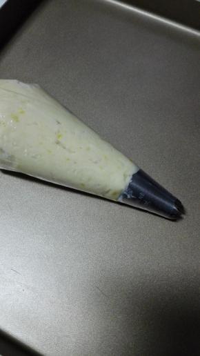 取出裱花袋，装入花嘴，将拌好的面糊放入裱花袋中