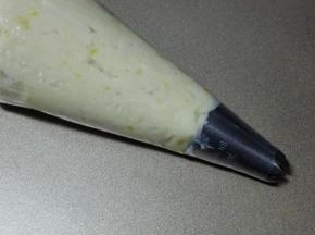 取出裱花袋，装入花嘴，将拌好的面糊放入裱花袋中