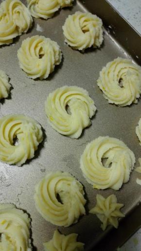 此时烤盘180度预热
在烤盘上挤出曲奇形状，保持一定间隙