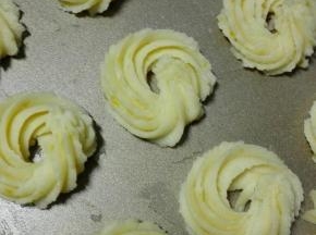 此时烤盘180度预热
在烤盘上挤出曲奇形状，保持一定间隙