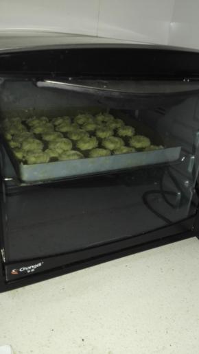 将烤盘放入预热好的烤箱中，中层，180度，上下火，25分钟