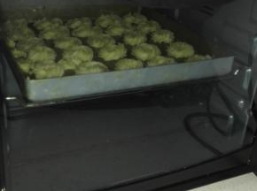 将烤盘放入预热好的烤箱中，中层，180度，上下火，25分钟