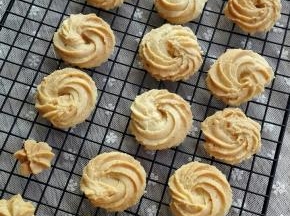 烤好后，取出晾凉