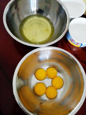 准备材料，蛋黄和蛋白分离在两个无水无油的盆中