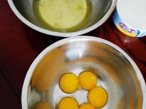准备材料，蛋黄和蛋白分离在两个无水无油的盆中